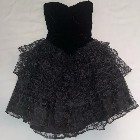 Black lace costume dress - Picture 1 of 3